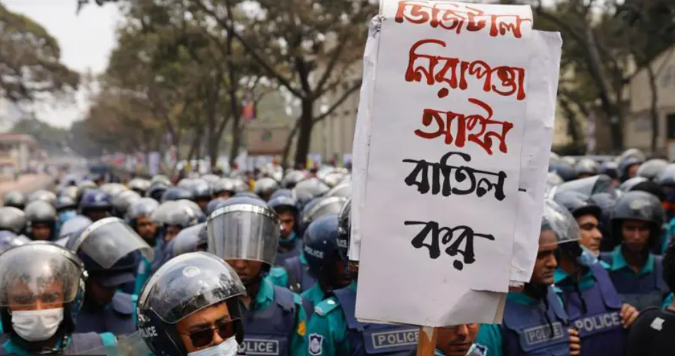 বাংলাদেশে ডিজিটাল আইন এক প্রহসনের নাম ছাড়া কিছুই নয়.